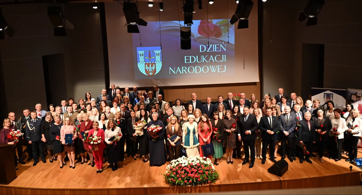 Edukacja, Nagrody wyróżnienia podczas Powiatowego Edukacji Galę prowadził Przemysław Babiarz (ZDJĘCIA) - zdjęcie, fotografia