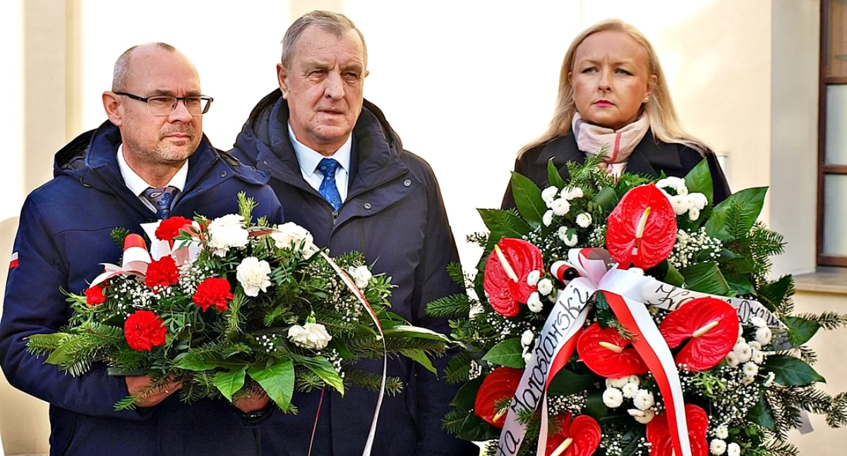 Ludzie, rocznicę męczeńskiej śmierci Jerzego Popiełuszki - zdjęcie, fotografia