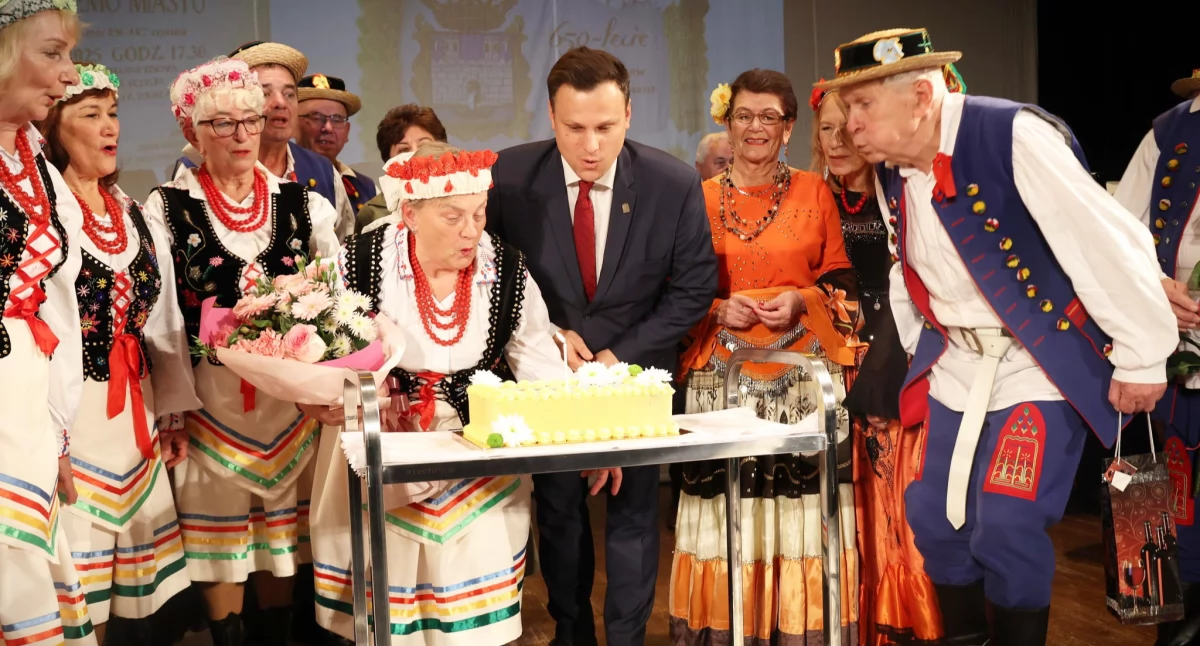 Imprezy, Jarosławscy seniorzy oddali hołd swojemu miastu scenie wystapili „Apasjonaci” „Free Style” „Jarosławiaki” - zdjęcie, fotografia