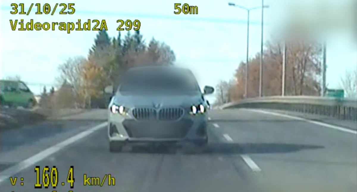 Brawurowa jazda 20-latka zakończyła się utratą prawa jazdy, wysokim mandatem i punktami karnymi (ZDJĘCIA, WIDEO)