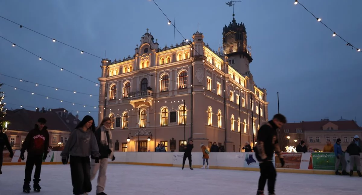 Lodowisko na Rynku ma ruszyć 5 grudnia. Przed ratuszem realizowane są już prace