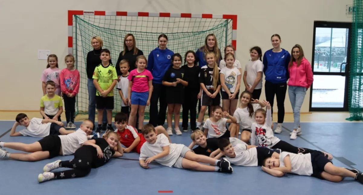 Piłkarki manualne JKS SAN Jarosław inspirują uczniów Szkoły Podstawowej w Ryszkowej Woli