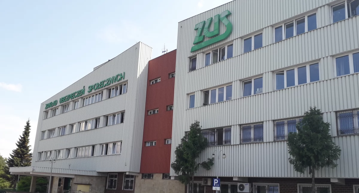 Ludzie, czwartek dyżur telefoniczny sprawie zasiłku pogrzebowego - zdjęcie, fotografia