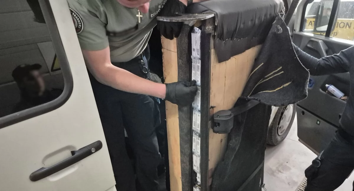 Granica, Korczowej celnicy udaremnili próbę przemytu ponad sztuk papierosów ukrytych siedzeniach - zdjęcie, fotografia