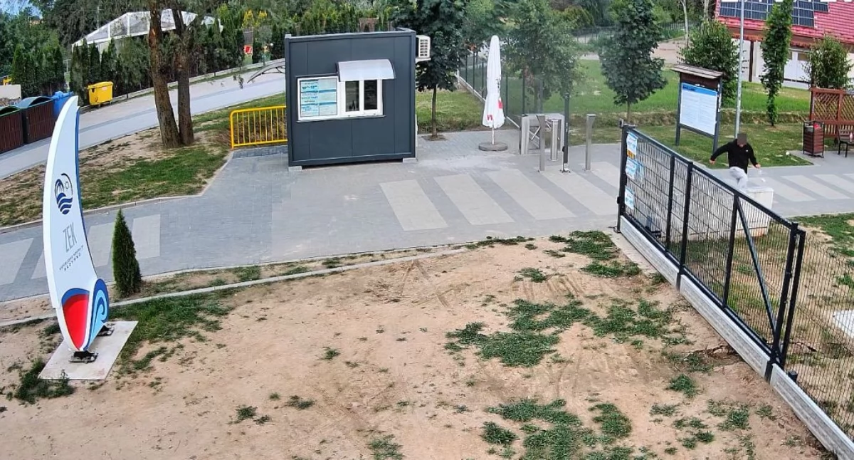 Zdarzenia, latek zdewastował skrzynki elektryczne kosze odpady Radymnie - zdjęcie, fotografia