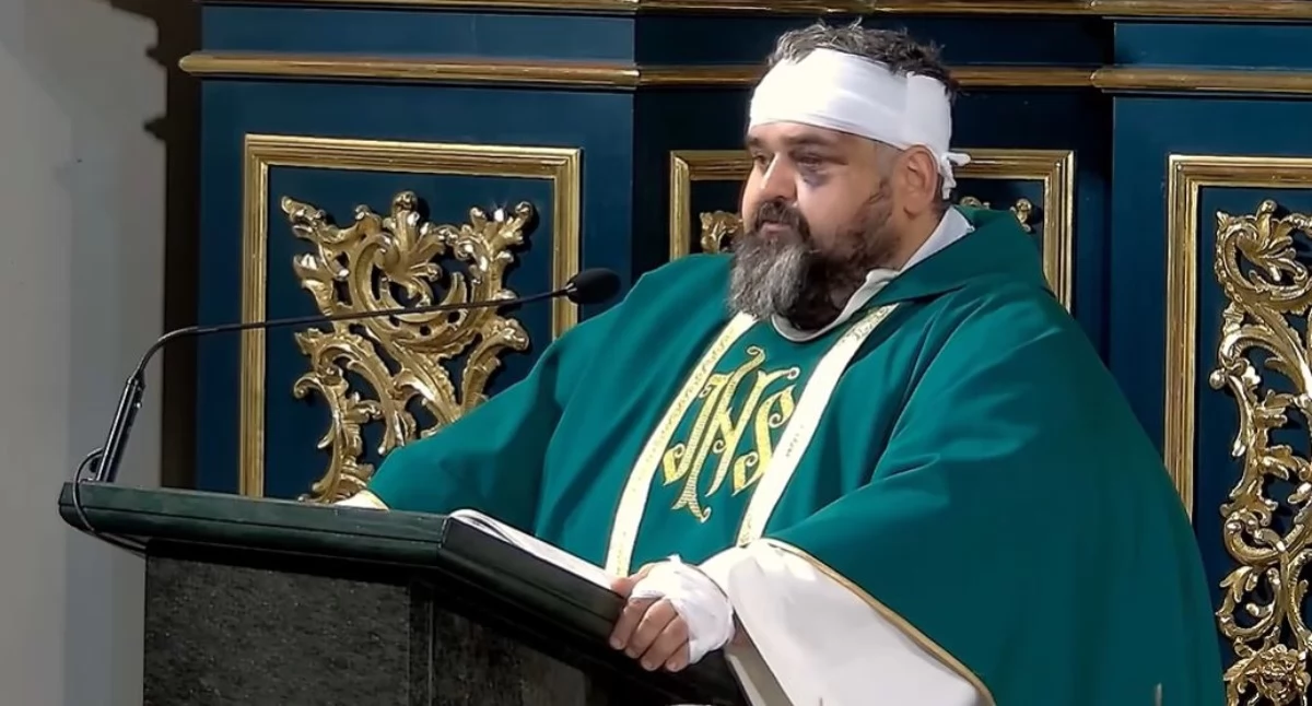 „Wybaczamy napastnikowi”. Poruszająca homilia rannego ks. Adriana w Jarosławskim Opactwie (WIDEO)