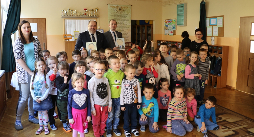 Zdjęcie: za czytanie przedszkolaki odwdzięczyły się wykonaniem portretów gości