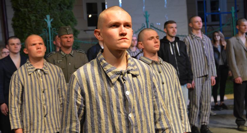 Obecni uczniowie szkoły wcieli się w rolę więźniów. Nawet zgolili głowy.