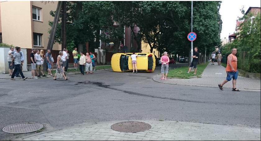 Fiat dachował na skrzyżowaniu ul. Legionów i Paderewskiego