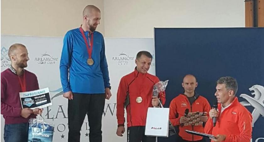Mł. asp. Mateusz Banaś wygrał II Bieg o Puchar Roberta Korzeniowskiego Mł. asp. Mateusz Banaś z Komendy Powiatowej Policji w Jarosławiu zwycięzcą II Biegu o Puchar Roberta Korzeniowskiego na dystansie 19 kilometrów w Arłamowie. Jarosławski policjant biegł przez cały czas w towarzystwie Roberta Korze