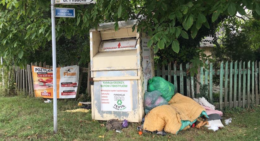 Przepełniony pojemnik z odzieżą