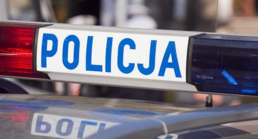 Dziwny mężczyzna straszy na ulicach