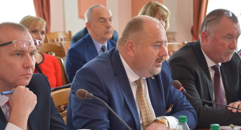 Burmistrz i starosta zarobią miej? 