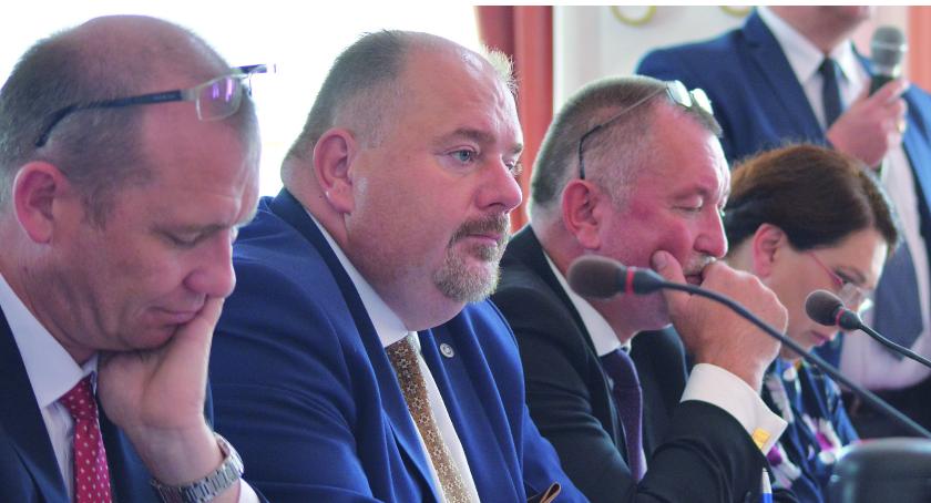 Burmistrz nagradza: 4 tys. dla swoich zastępców, od 1,5 do 2 tys. dla dyrektorów, dla pracowników od 300 do 700 zł