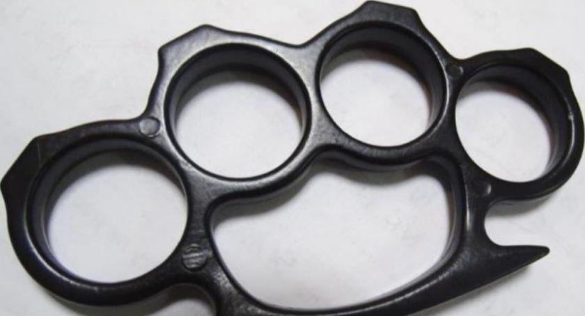 Przewoził kastet i sporo pieniędzy