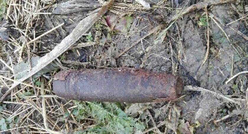 Niewybuch na polu w Pełkiniach 