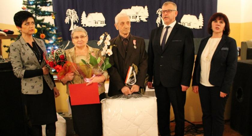 Dzień Babci i Dziadka połączony był z wręczeniem medalu za długoletnie pożycie małżeńskie.
