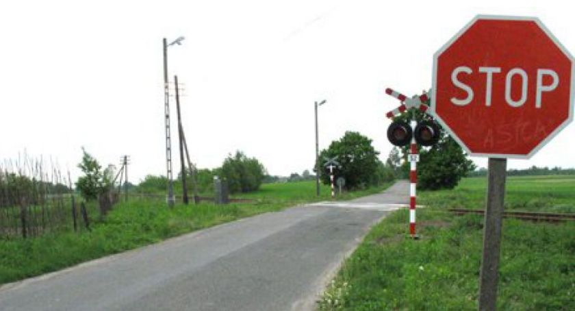 Zamknięty przejazd kolejowy na drodze Makowisko – Bobrówka 