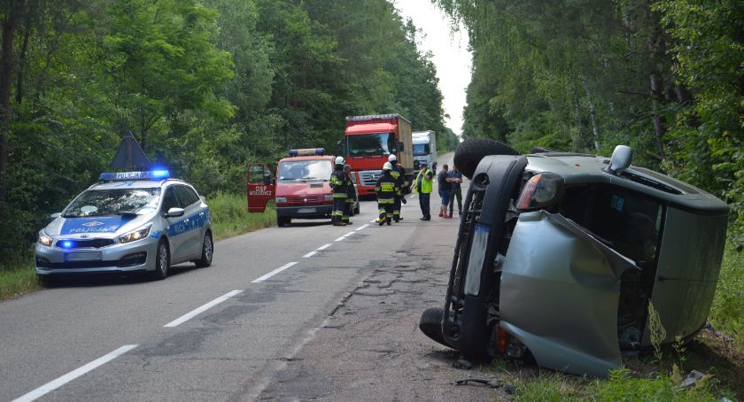 Śmigłowiec przetransportował kierowcę rannego w wypadku w Mołodyczu