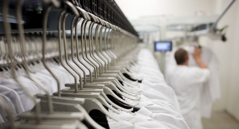 Outsourcing jako alternatywa dla zakupu odzieży roboczej. Sprawdź, jak wywiązać się z obowiązku wobec pracowników