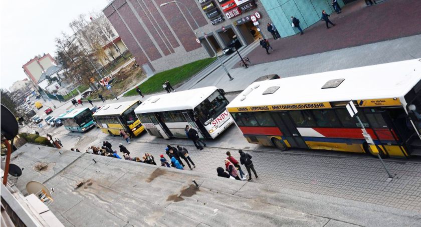 Ponad 260 autobusów dziennie pod ich oknami. Mieszkańcy chcą przeniesienia przystanku 