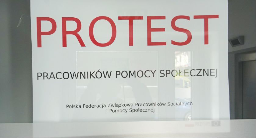 Protest pracowników MOPS - Wzywają władze miasta do rozwiązania sporu 