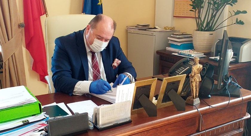 Burmistrz Jarosławia zakończył kwarantannę. Wrócił do pracy w urzędzie