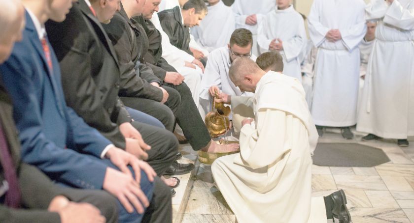 Jak świętować Wielkanoc w czasie epidemii? Nie będzie święcenia pokarmów w Kościołach, przełożone Pierwsze Komunie.