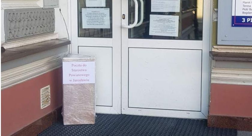 Skrzynka na pisma stanęła przed starostwem 