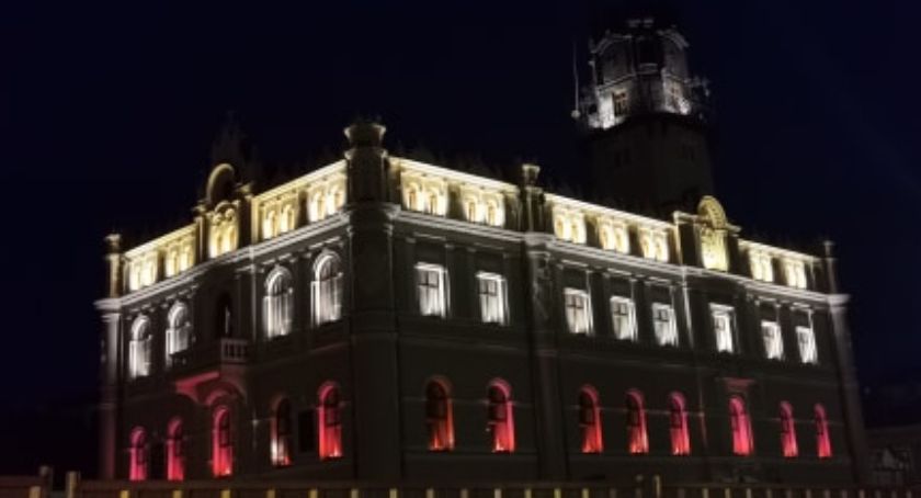 Święto Flagi bez uroczystości. Ratusz podświetlony na biało-czerwono 