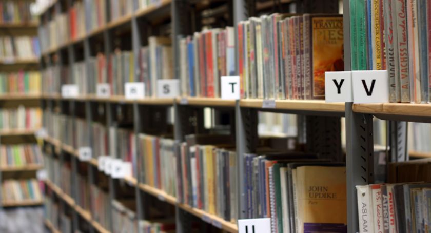 Biblioteka otwarta, ale z ograniczeniami. Przeczytaj o zasadach wypożyczania książek  