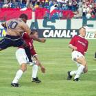 Gra przeciw Rivaldo podczas meczu Wisły z FC Barcelona. 
