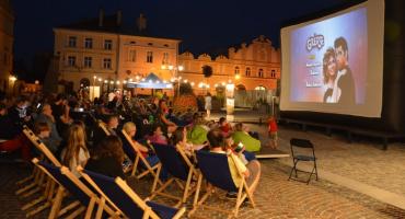 Spektakl i seans filmowy na leżaczku, pod chmurką