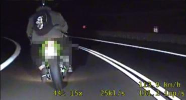Pościg policjantów za uciekającym motocyklistą ulicą 3 Maja 