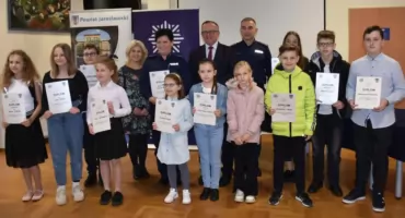 Bezpieczne wakacje na rysunkach dzieci i młodzieży. Nagrodzono laureatów konkursu plastycznego
