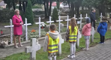 Przedszkolaki z Akademii Uśmiechu w Jarosławiu odwiedziły groby bohaterów 