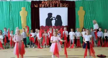 Dzień Rodziny - przedszkolaki z Zespołu Szkolno-Przedszkolnego im. bł. o. Michała Czartoryskiego w Pełkiniach przygotowały przedstawienie dla rodziców 