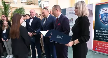 Starosta jarosławski Kamil Dziukiewicz wręczył stypendia i nagrody uczniom szkół ponadpodstawowych 