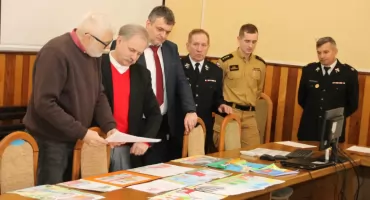 Powiatowy etap Ogólnopolskiego Strażackiego Konkursu Plastycznego „Ziemia, Woda, Powietrze – strażacy na straży ochrony środowiska” został rozstrzygnięty w Roźwienicy