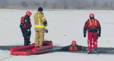 Policjanci i strażacy prowadzili ćwiczenia na zamarzniętym akwenie ZEK w Radymnie