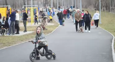 Piękna pogoda zachęciła do spędzenia popołudnia na bulwarach nad Sanem w Jarosławiu 