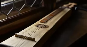 Citola, viola da gamba i scheitholt. Muzeum w Jarosławiu Kamienica Orsettich zakupiło Instrumenty muzyczne