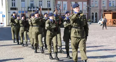 Musztra w wykonaniu klas mundurowych z Podkarpacia na Rynku w Jarosławiu (ZDJĘCIA,WIDEO) 