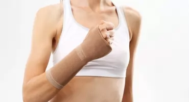 Ręka w potrzebie – kiedy warto sięgnąć po stabilizator nadgarstka?