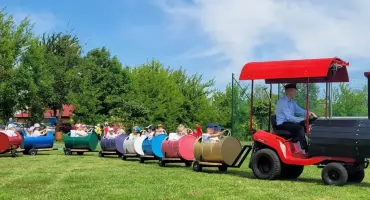 Kolejka zbudowana przez sołtysa atrakcją pikniku z okazji Dnia Dziecka w Ostrowie w gminie Radymno