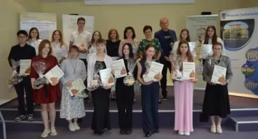 Recytowali fraszki, pieśni i treny Jana Kochanowskiego. Konkurs w MBP im. Aleksandra Fredry w Jarosławiu  