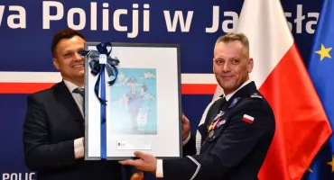 Awanse i odznaczenia podczas Święta Policji w komendzie w Jarosławiu oraz 100 lat kobiet w szeregach policji 