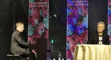 Żywioły - kompozycja Dominika Lasoty w wykonaniu Marcina Kasprzyka podczas Kulturalnego Lata w Mieście na Rynku w Jarosławiu