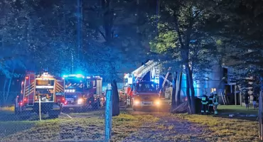 Strażacy gasili pożar trocin w silosie w fabryce domów w Wiazownicy