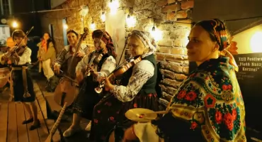 Trwa potańcówka w Klubie Festiwalowym na dziedzińcu kamienicy Rynek 6 w Jarosławiu